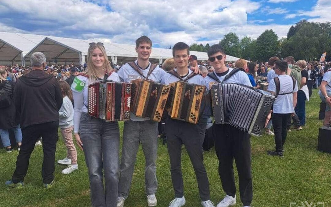 HARMONIKARJI SZKŠC SODELOVALI NA  1. PRAZNIKU HARMONIKE NA VISTI  