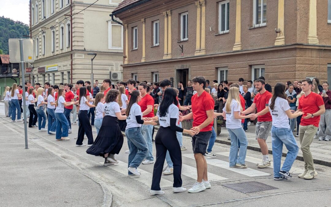 Maturanti odplesali tradicionalno ulično četvorko