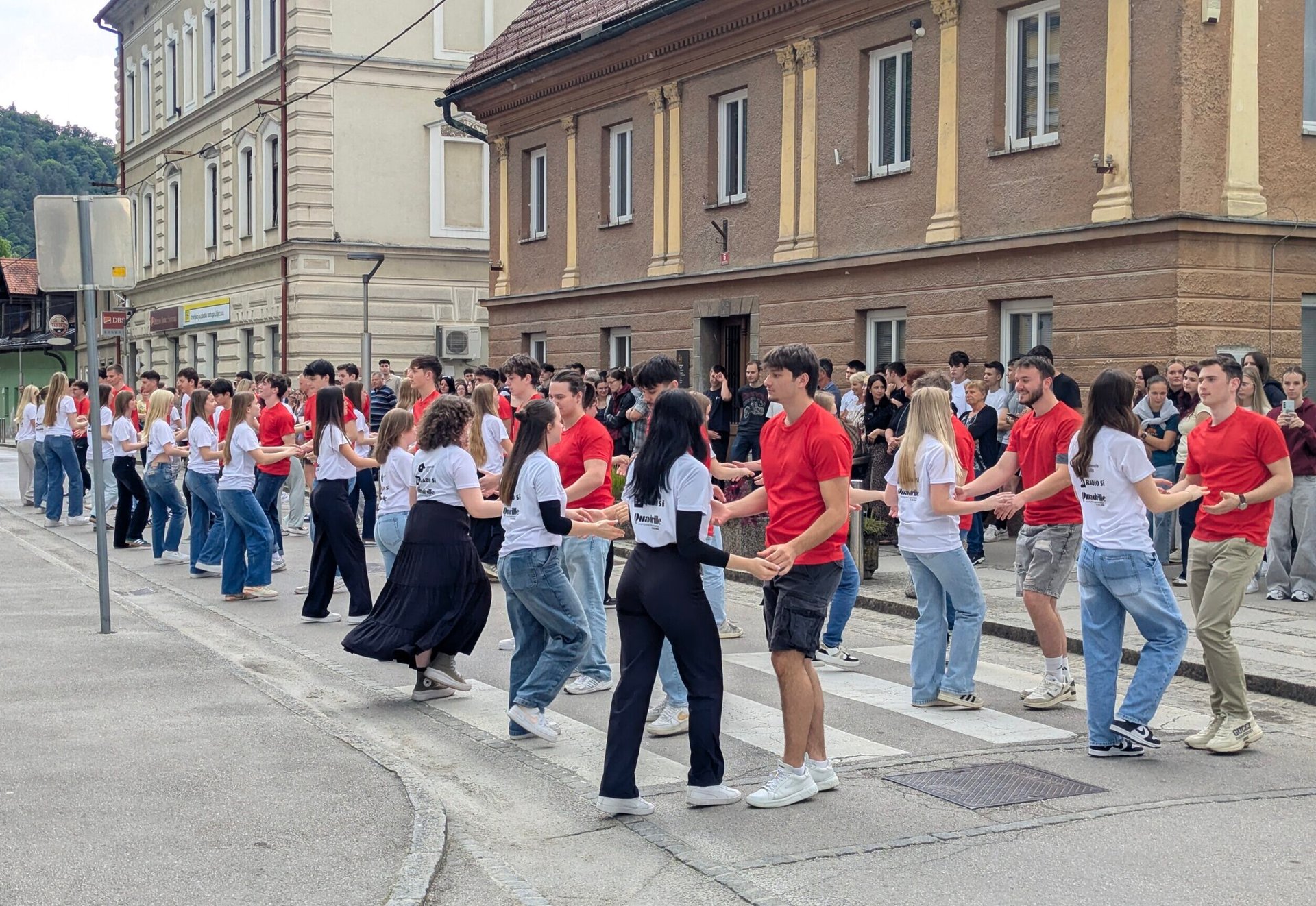 Maturanti odplesali tradicionalno ulično četvorko