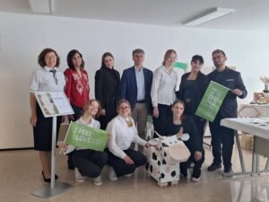 Dijaki z ocenjevalci in ravnateljico
