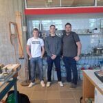 Tekmovalca s spremljevalcem v Laboratoriju za geotehniko na Fakulteti za gradbeništvo in geodezijo v Ljubljani.