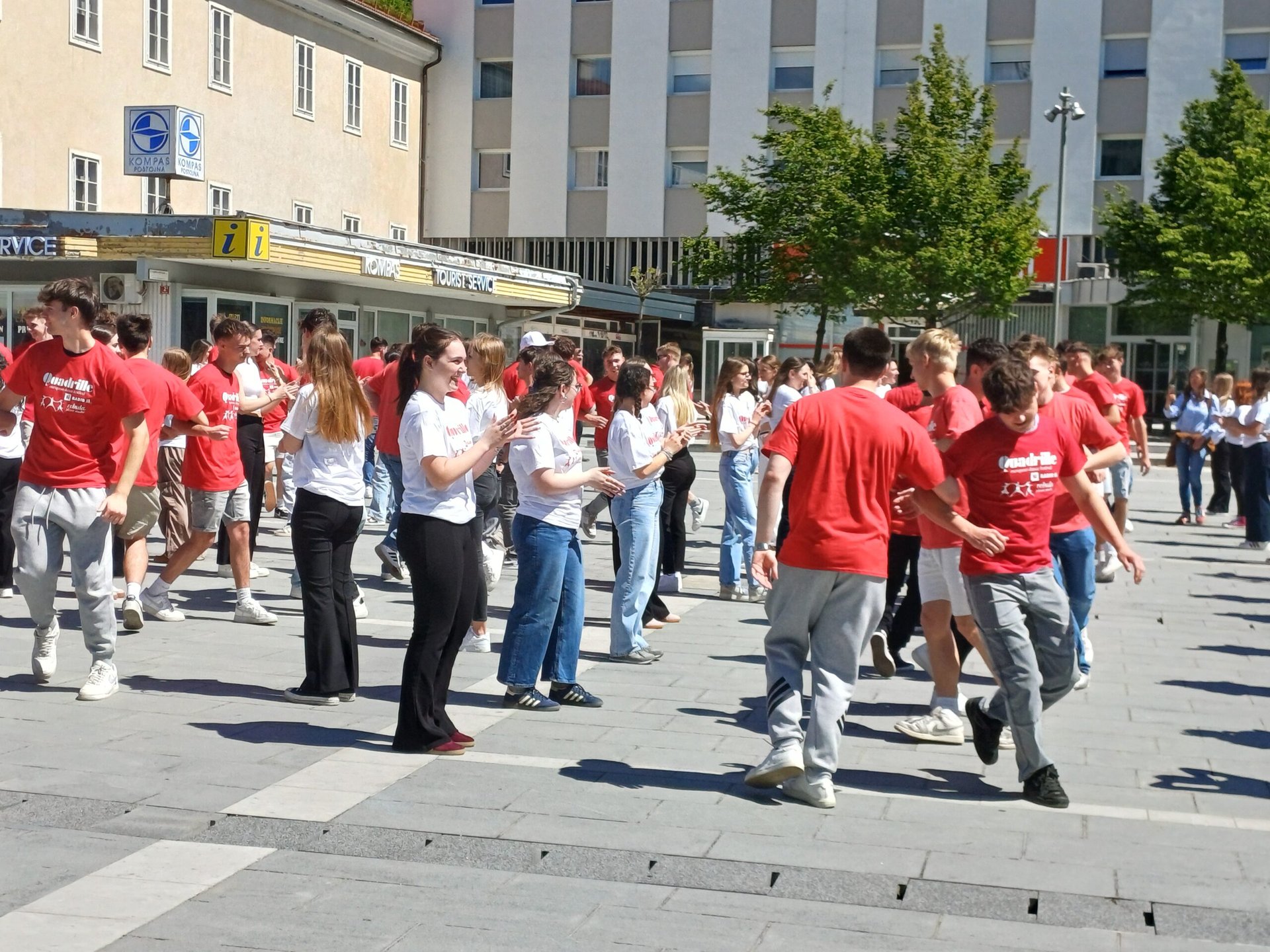 Maturanti so odplesali tradicionalno četvorko Maturanti so odplesali tradicionalno četvorko