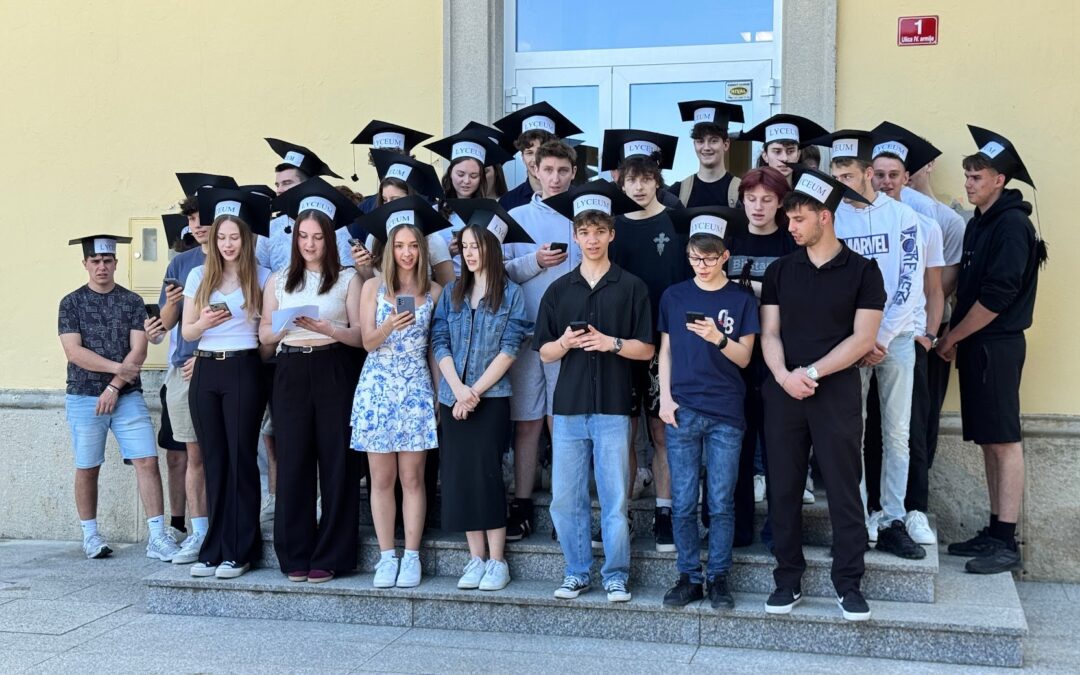 Bistriški maturanti so letos tradicionalno četvorko odplesali v Postojni