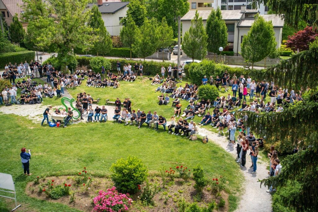 Pogled na park na Kosovelovi ob predaji ključa