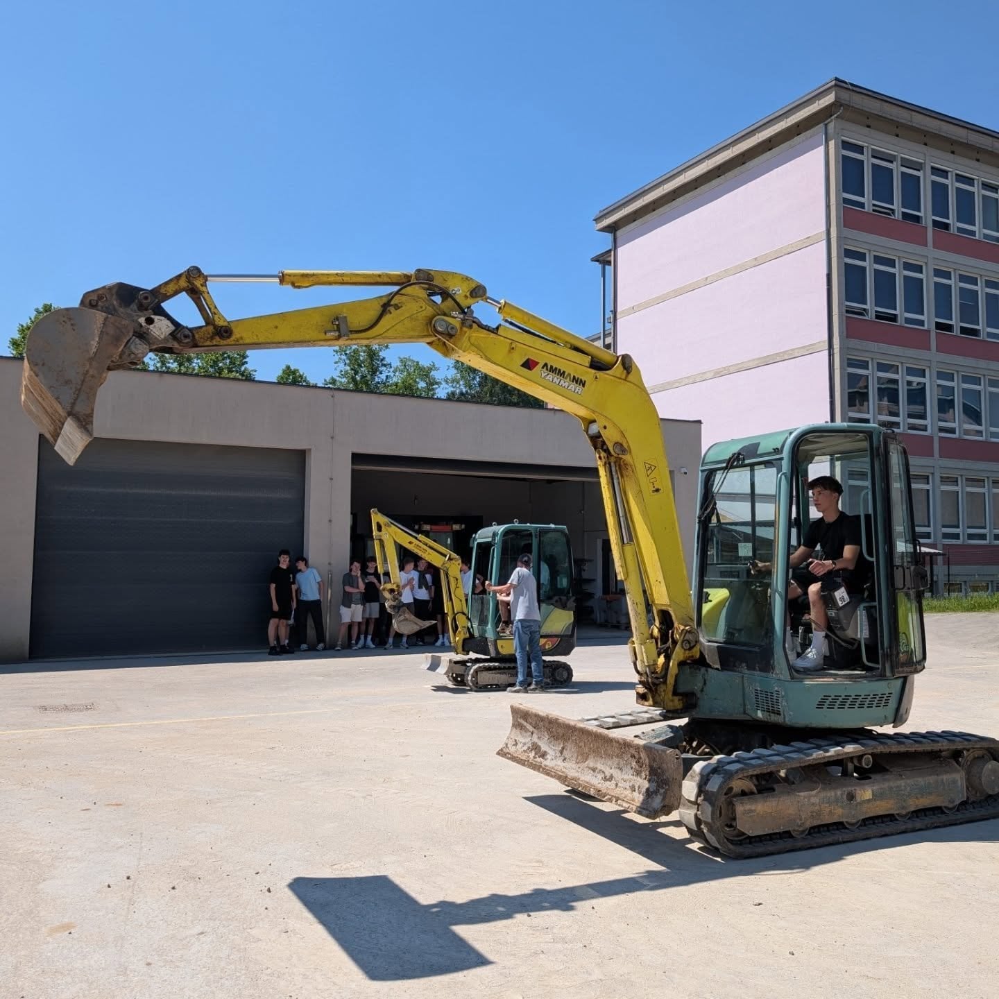 Gimnazijci v šolskih delavnicah Gimnazijci v šolskih delavnicah