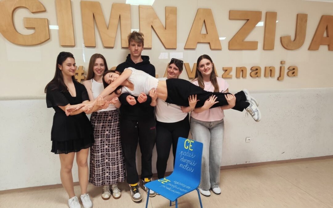 Moder stol na Gimnaziji Lava (Unesco ASP)