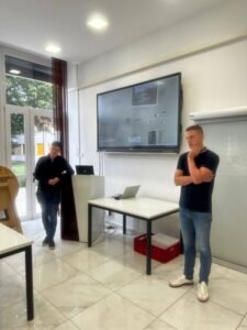 Profesor in izvajalec delavnice v učilnici strežbe