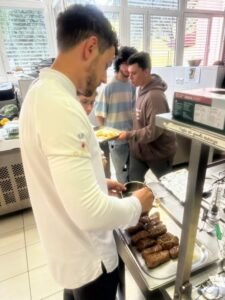 Dijaki in član posestva v kuhinji med izvajanjem delavnice