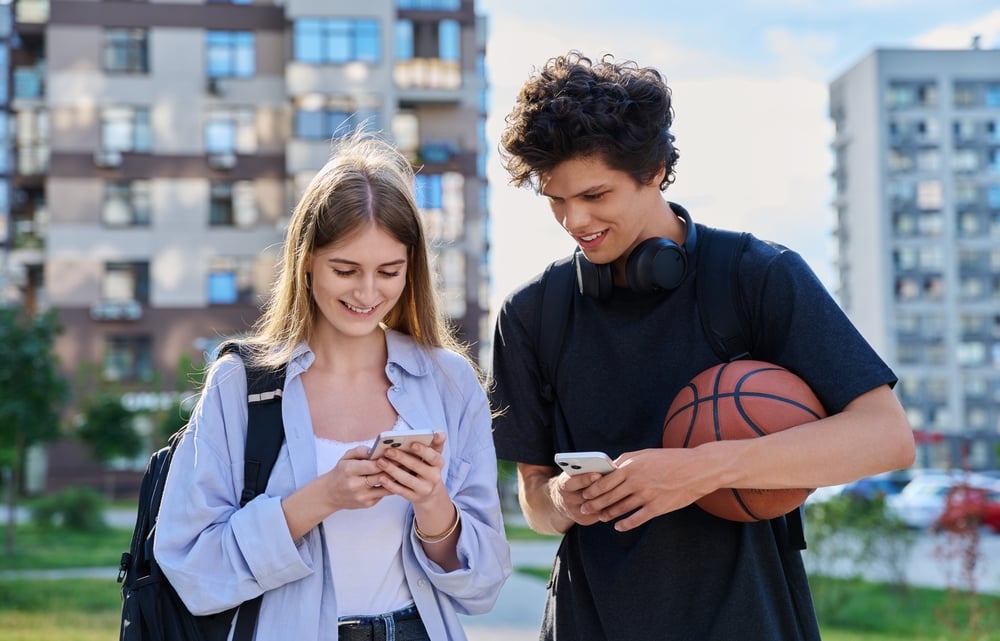 ALI TELEFON RES POSLUŠA NAŠE POGOVORE?