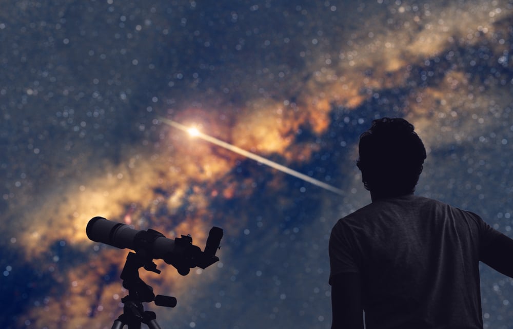 Astronom pri raziskovanju vesolja in analizi podatkov