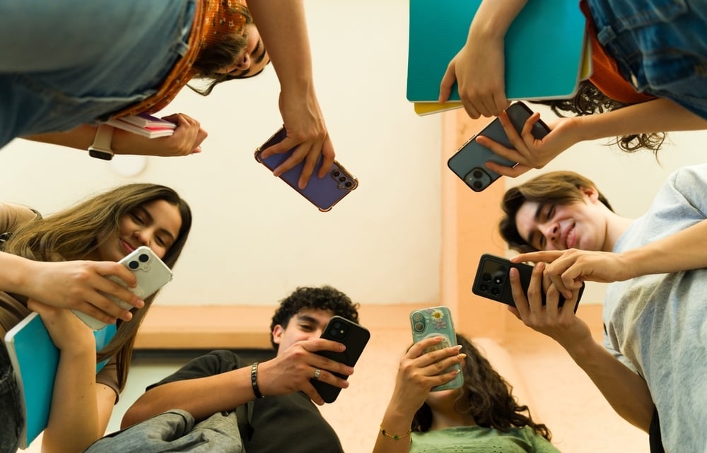 KAJ SE ZGODI Z ODSLUŽENIM TELEFONOM?